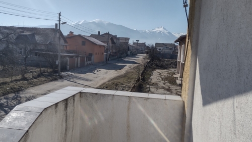 Обзаведена къща с двор и камина в с. Баня