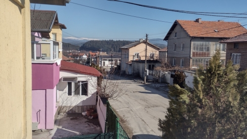 Обзаведена къща с двор и камина в с. Баня