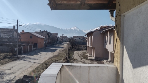 Обзаведена къща с двор и камина в с. Баня