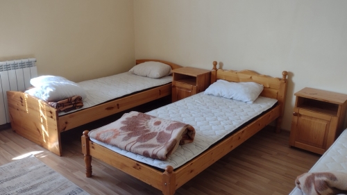 Обзаведена къща с двор и камина в с. Баня
