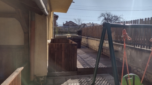 Обзаведена къща с двор и камина в с. Баня
