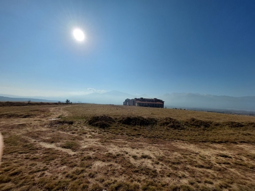 Панорамен парцел с планинска гледка в село Баня