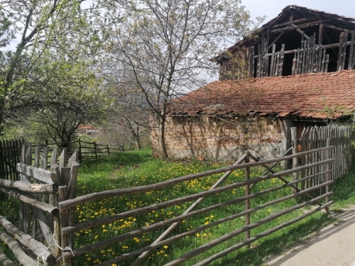 Недвижимость с двумя зданиями в с. Добырско – панорамный вид и отличный потенциал для развития