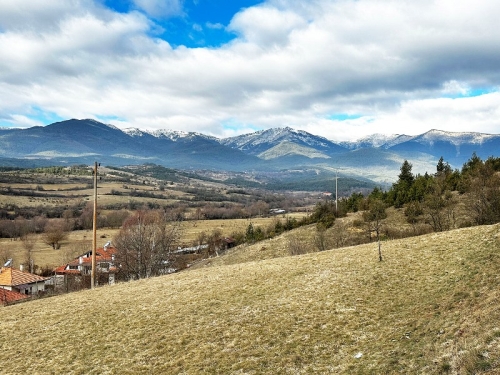 Panoramic investment property in Dolno Draglishte – space, tranquility, and potential for development
