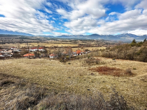 Panoramic investment property in Dolno Draglishte – space, tranquility, and potential for development
